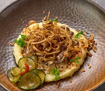 Бефстроганов с картофельным пюре и маринованным огурчиком