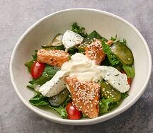 С копченой форелью и зеленым салатом