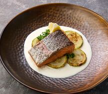 Стейк из форели со сметанным соусом и кабачком