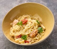 Фетучини с копченой форелью, шпинатом и сливочным соусом