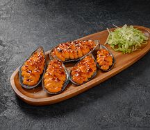 Мидии, запеченные под спайси-соусом