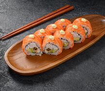 Ролл с морепродуктами и сливочным сыром