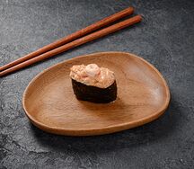 Острые суши с лососем