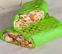 Шаурма с курицей в зеленом лаваше