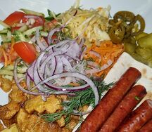 Супер хот-дог на тарелке