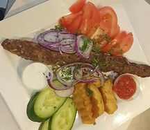 Люля-кебаб говяжий на углях с гарниром и салатом