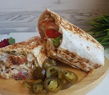 Шаверма в лаваше острая с халапеньо