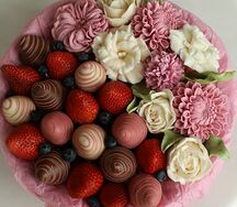 Корзина Клубника в шоколаде с десертными цветами Premium розовая