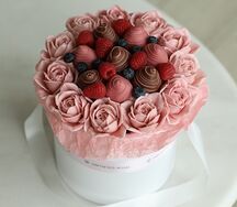 Бокс Клубника в шоколаде с десертными розами Premium