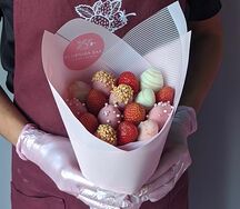 Букет из клубники в шоколаде Нежность S
