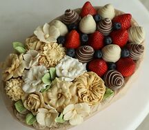 Корзина Клубника в шоколаде с десертными цветами Premium оранжевая