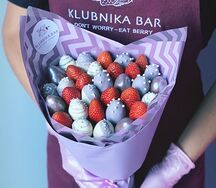 Букет из клубники в шоколаде Лаванда M