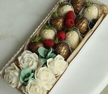 Подарочный набор клубника и цветы Классика