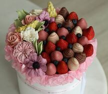 Бокс Цветочное ассорти L с десертными цветами