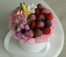 Бокс Цветочное ассорти S с десертными цветами