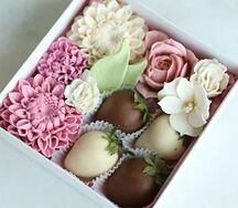 Подарочный набор клубника и цветы Счастье