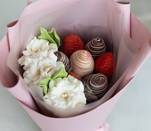 Букет из клубники с цветами Сладкий рай S