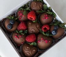Клубника в шоколаде Premium молочный 9 ягод