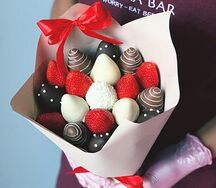 Букет из клубники в шоколаде Три шоколада S