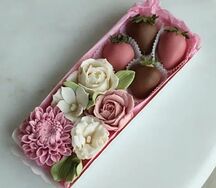 Подарочный набор клубника и цветы Наслаждение