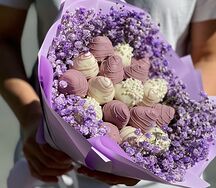 Букет клубники в шоколаде с живыми цветами гипсофилы White purple