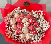 Клубника в шоколаде в букете с живыми цветами гипсофила