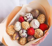 Букет клубники в шоколаде Ferrero