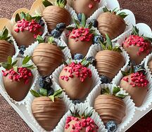 Клубника в шоколаде набор Milky с голубикой 