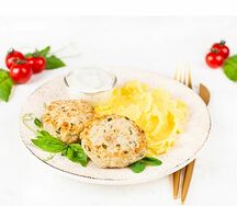 Биточки из индейки и рикотты с картофельным пюре и сливочно-горчичным соусом