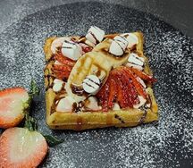 Вафля с клубникой и бананом на сливочном сыре