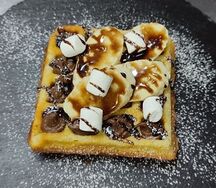 Вафля с бананом и шоколадной пастой