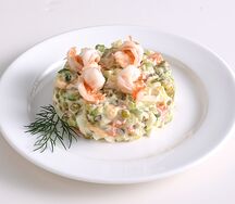 Оливье с креветками и авокадо