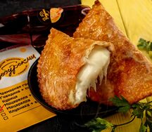 Чебурек с моцареллой