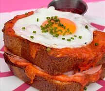 Крок-мадам с огуречно-вишневым релишем