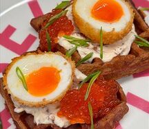 Новогодние вафли с криспи яйцом и красной икрой