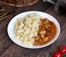 Гуляш из курицы с макаронами