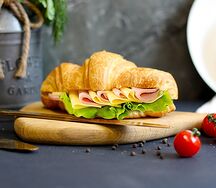 Круассан сливочный с ветчиной и сыром