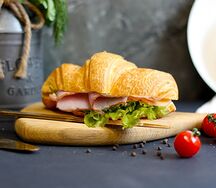 Круассан Сливочный с карбонадом и сыром