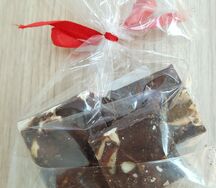 Шоколад с орехами и клюквой