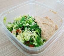 Салат Чука с ореховым соусом