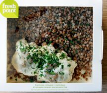 Паровые тефтели в сметанном соусе с гречей