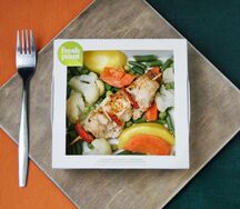 Куриные шашлычки на шпажках с цветными овощами