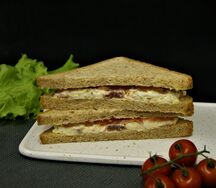 Сэндвич с беконом и яйцом