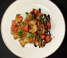 Салат с хрустящими баклажанами и томатами