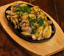 Картофель, жаренный с шампиньонами