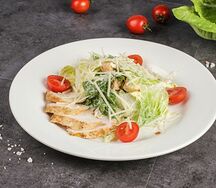 Салат Цезарь с курицей