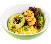 Скрембл с креветкой и авокадо