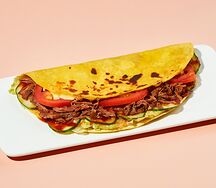 Кыстыбургер с томлёной кониной, моцареллой и овощами