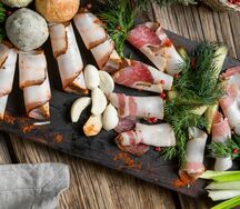 Сало томлёное с медком и травами