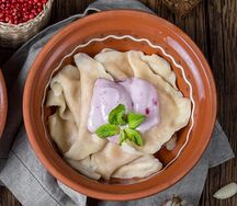 Ленивые из творога с клубнично-сметанным